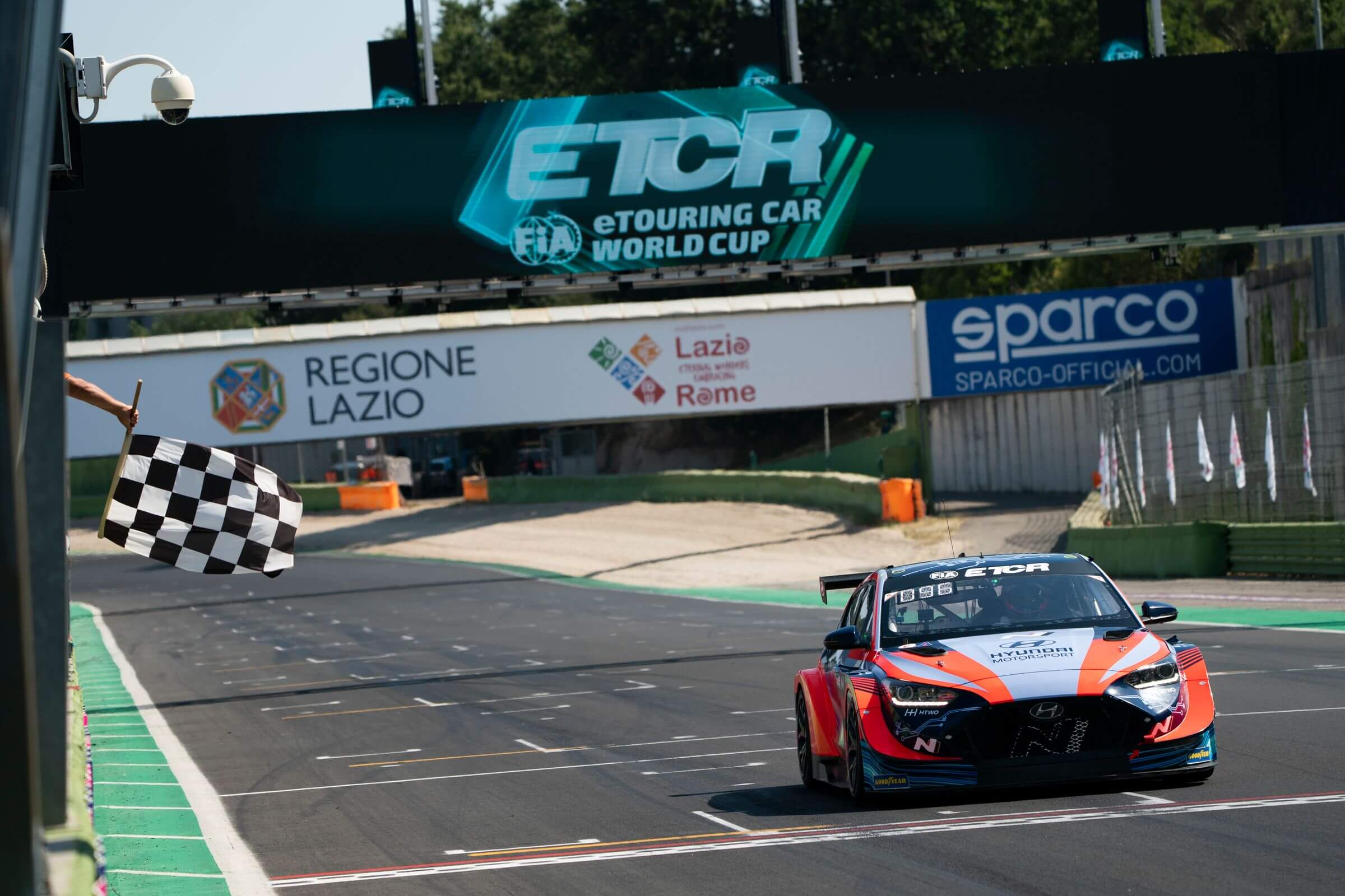 Erneutes Reifendrama in Vallelunga: Mikel Azcona feiert ersten ETCR-Sieg mit Hyundai